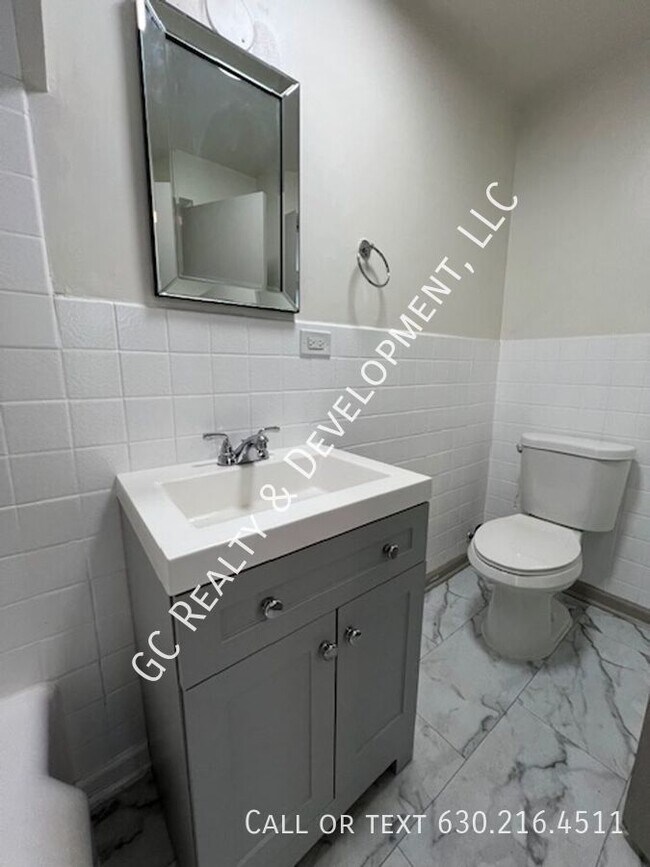 Building Photo - ***RENOVATED / 1 BDRM - 1 BTH / BLOCKS FRO...