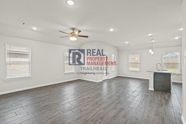 Building Photo - Stunning 4-Bed, 2-Bath Home in a Great Loc...