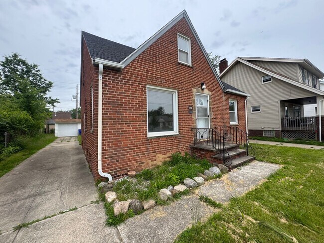 Building Photo - Charming 3-Bedroom Property in Prime Location