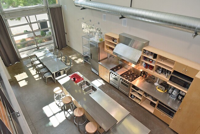 Building Photo - The Gee