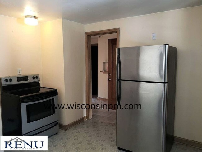 Building Photo - Wauwatosa Upper Duplex
