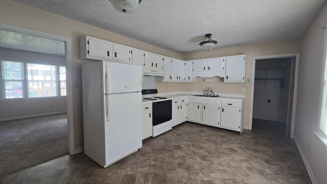 Foto del edificio - 6615 Keeler Dr