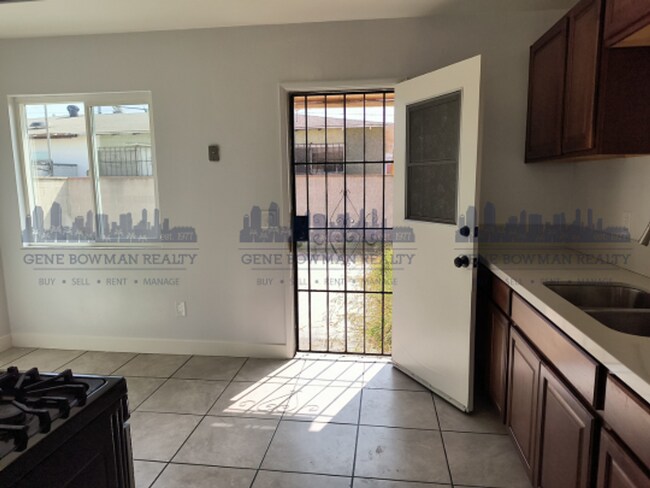 Building Photo - Fully Remodeled 3 bed 1 Bath Duplex Availa...