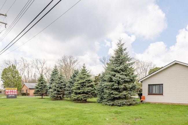 Building Photo - 18732 Dix Toledo Rd
