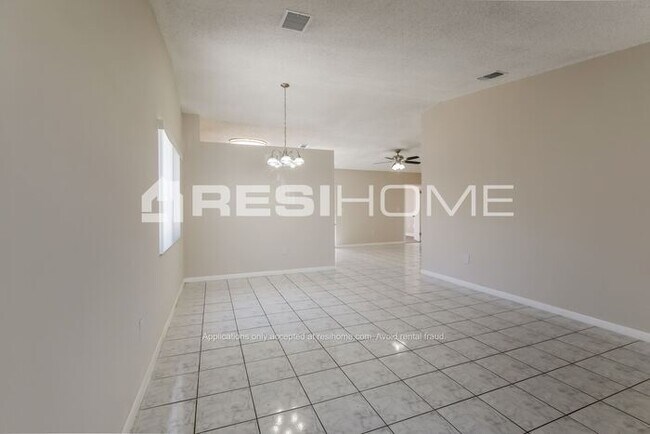 Building Photo - "Welcome Home! Get 1 month FREE RENT when ...