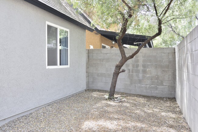 Building Photo - 2334 N 6th Ave