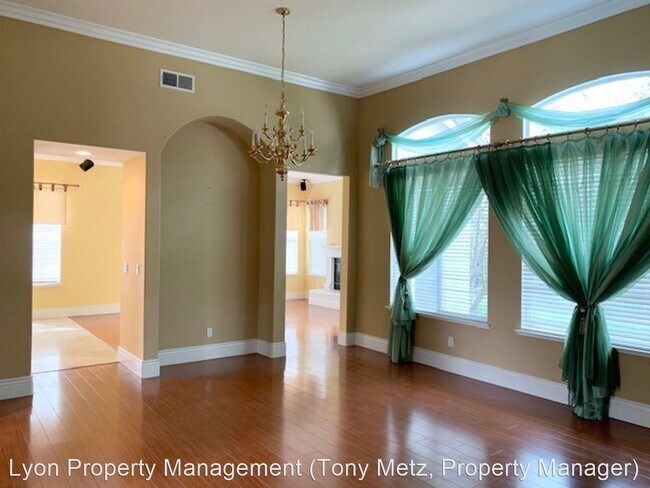 Foto del edificio - 3 br, 3 bath House - 5817 Oak Place Court