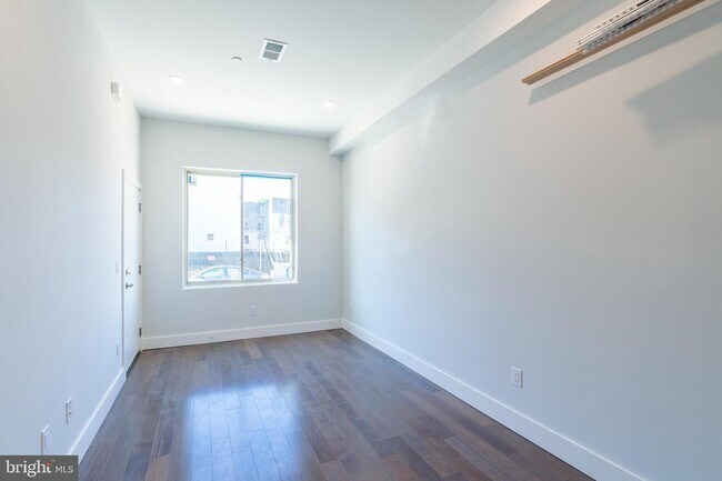 Building Photo - 1221 N 15th St