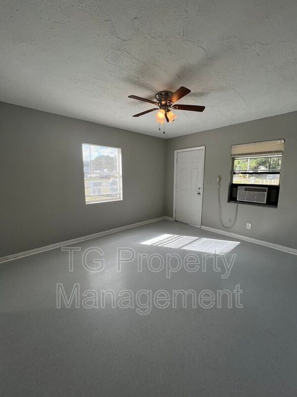 Foto del edificio - 7457 Grant Ave