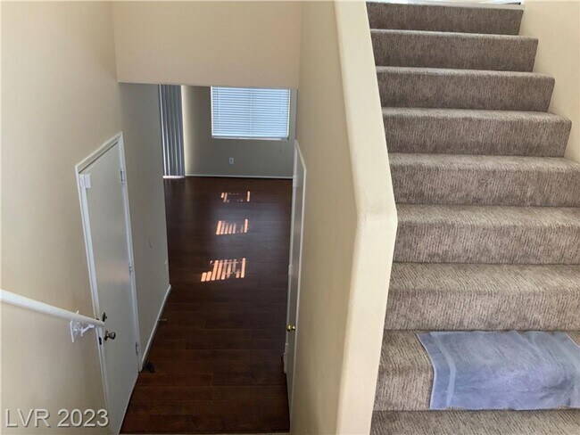 Foto del edificio - CHARMING SPLIT LEVEL HOME. FEATURING OPEN FAMILY ROOM