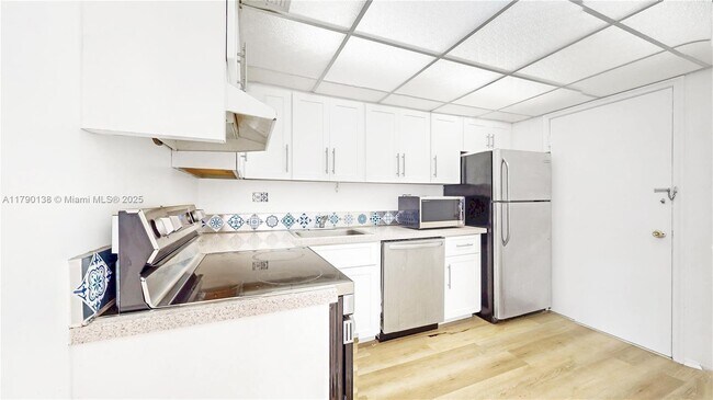 Foto del edificio - 8101 SW 72nd Ave