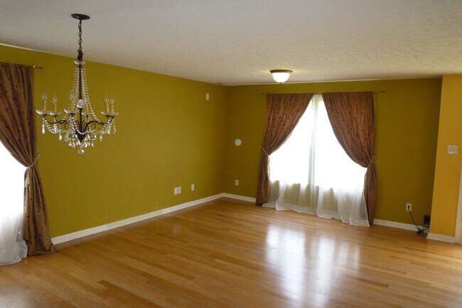 Building Photo - Beautiful 4 Bedroom Home in Providence Man...