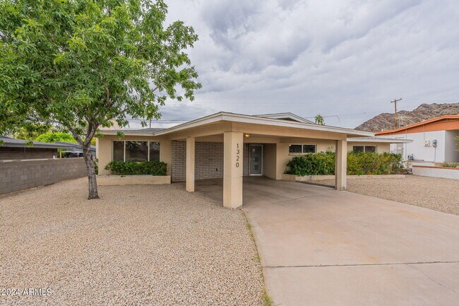Foto del edificio - 1320 E Orchid Ln