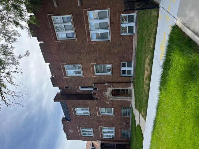Building Photo - 225 E 78th St