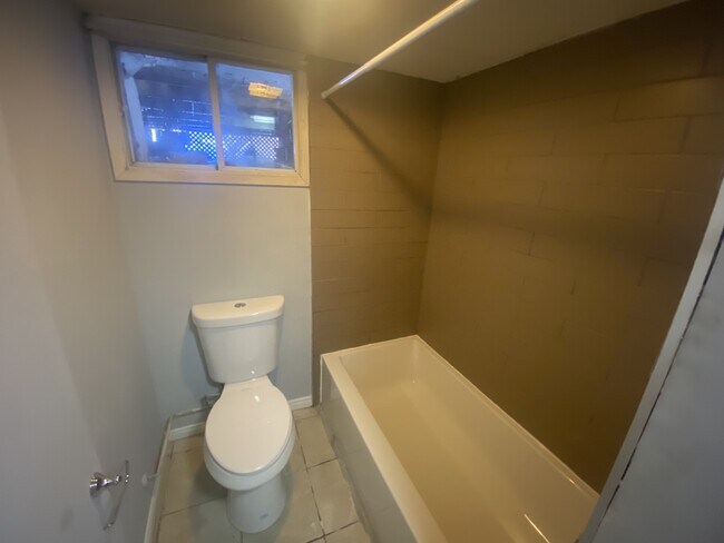 Photo du bâtiment - 227-227 Norah St N