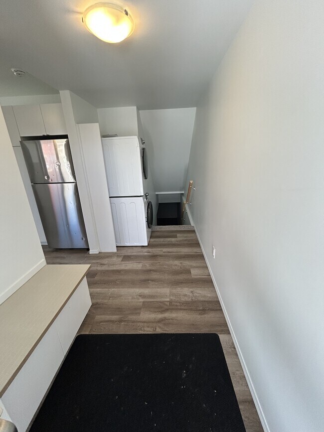 Photo du bâtiment - 11354-11353 Street NW - 11354 Bsmt St