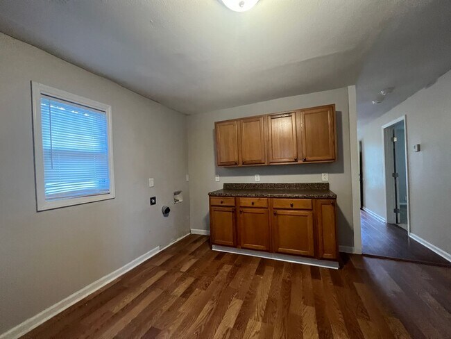 Foto del edificio - MOVE-IN READY!