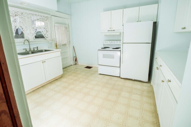 Kitchen - 205 N Winooski Ave