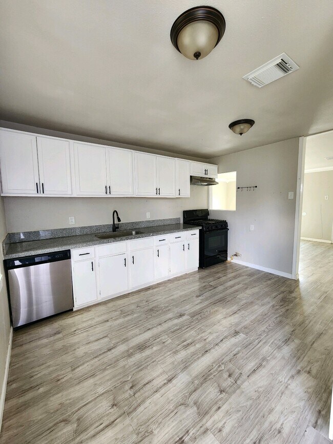 Building Photo - 2817 Rosemary Ln