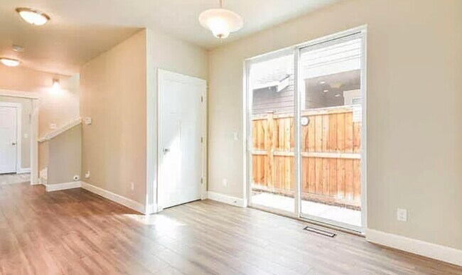 Foto del edificio - 1046 E Black Butte Ave