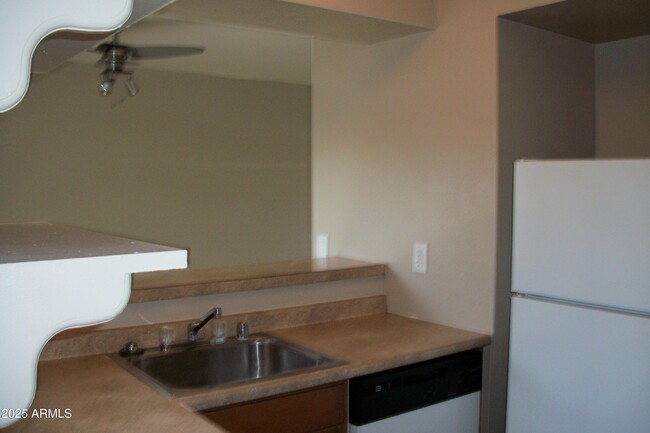 Foto del edificio - 1704 W Village Way