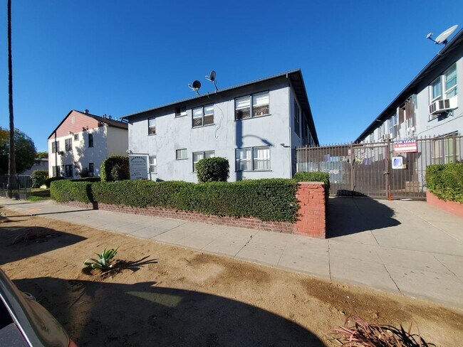 Foto del edificio - 7333 Woodman Ave