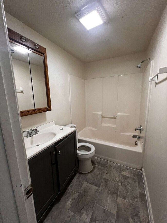 Building Photo - 3-Bedroom, 1-Bathroom Duplex in Spencer, I...