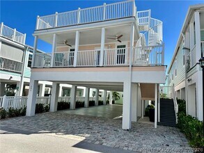 Building Photo - 397 NE Cabana Way