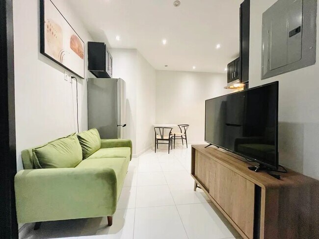 Foto del edificio - Furnished room/NOT APARTMENT