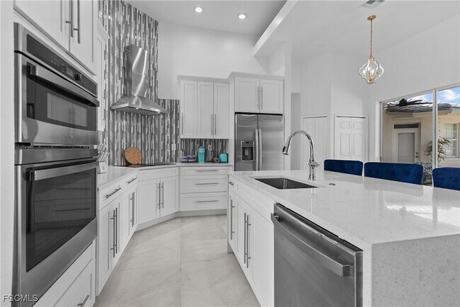 Building Photo - 2417 Cape Coral Pkwy W