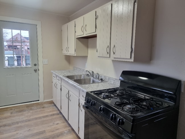 Building Photo - 214 N 15th St