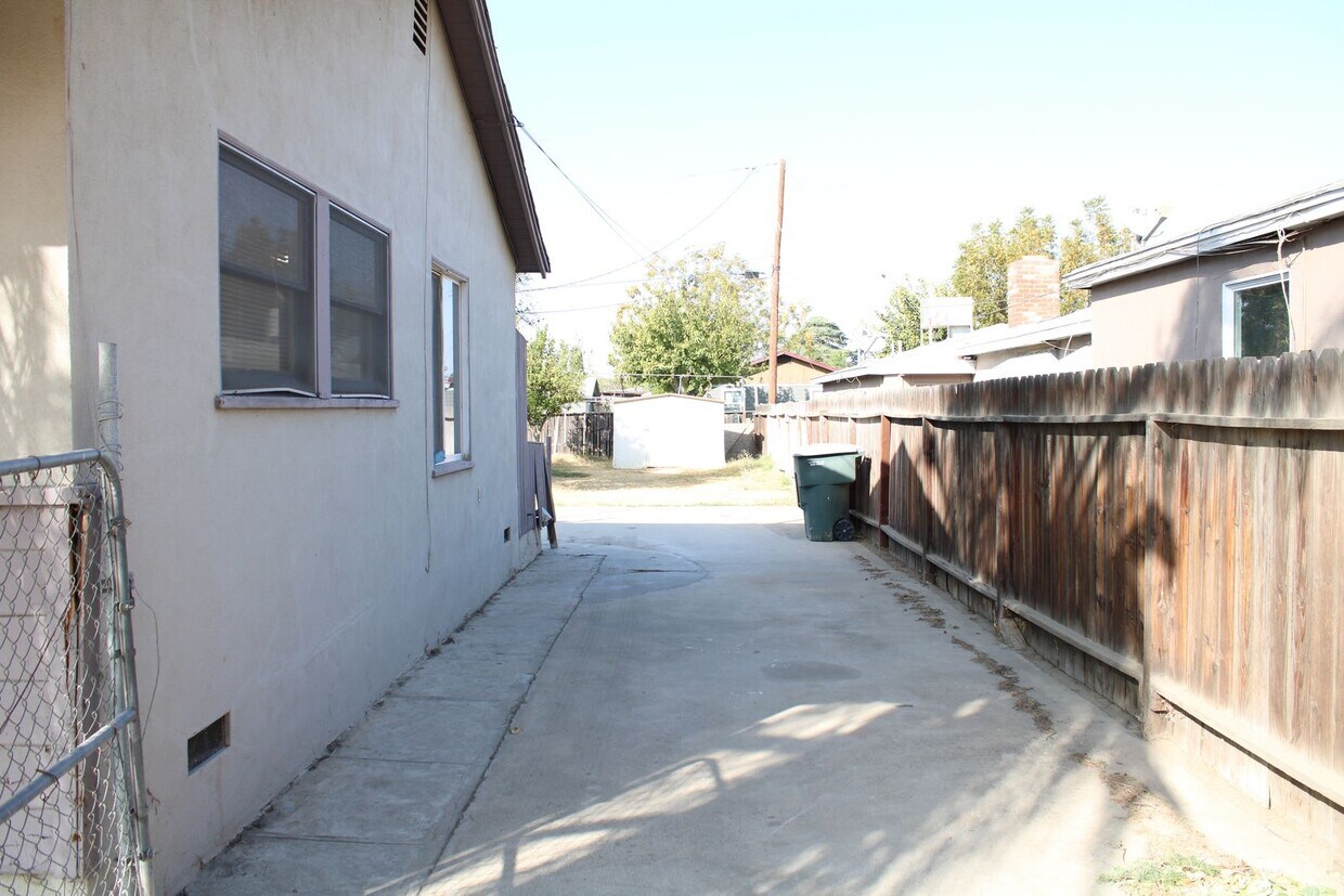 Foto del edificio - Cute 2 Bedroom 1 Bath Home. Must See!! Rent $1450 Deposit $1450 New Paint Inside and Out! New Flo...