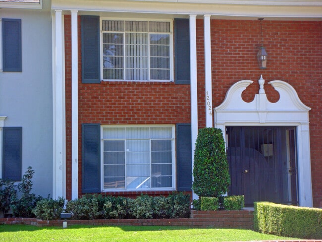 Building Photo - 12024 Moorpark St