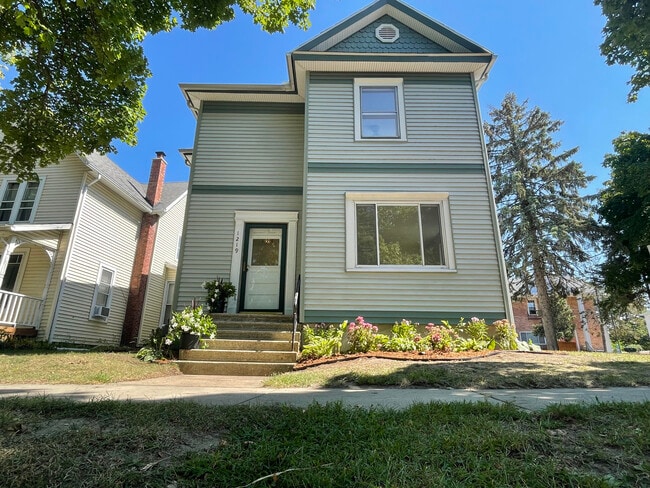 Fachada de la casa con plantas que recibirán mantenimiento. - 1219 State St