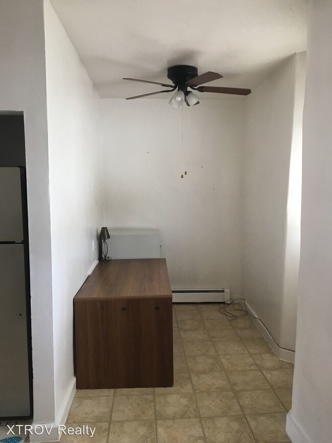 Foto del edificio - 122 E 1st St