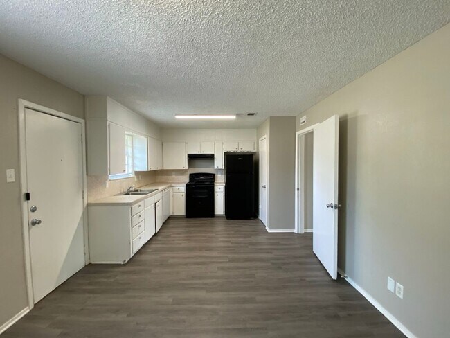 Foto del edificio - NEWLY UPDATED HOUSE! Spacious 4 bedroom 2 ...