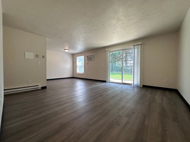 Building Photo - Noble Estates |||