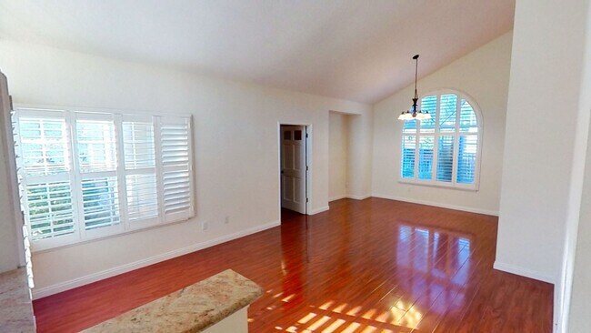 Building Photo - Large 4 Bedroom 3 Bathroom Home in Redlands!