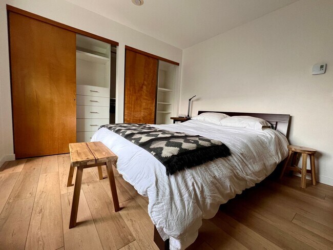 Foto del edificio - Quiet Downtown Kirkland Condo Available 8/6/26