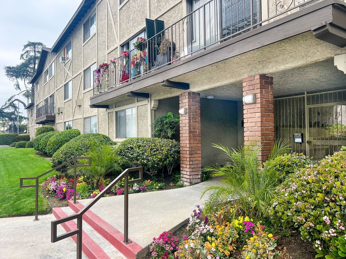 Primary Photo - Green Court Apartments