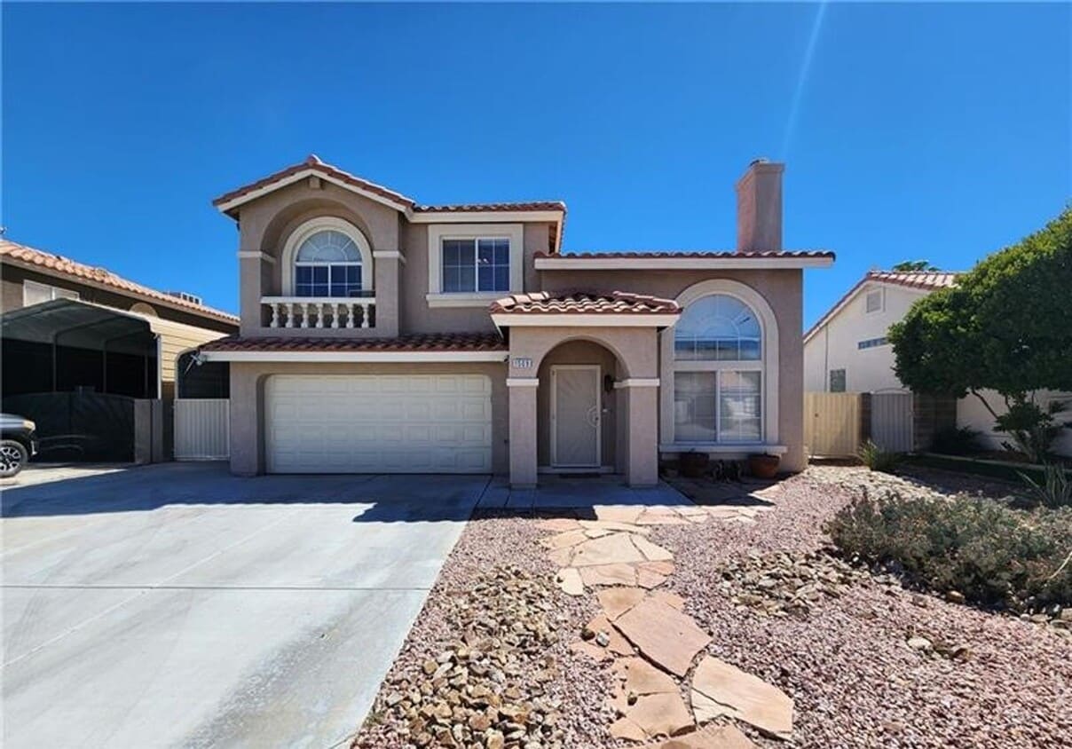 Foto principal - Beautiful two story home with a two car garage, covered RV gate, and dedicated RV parking.