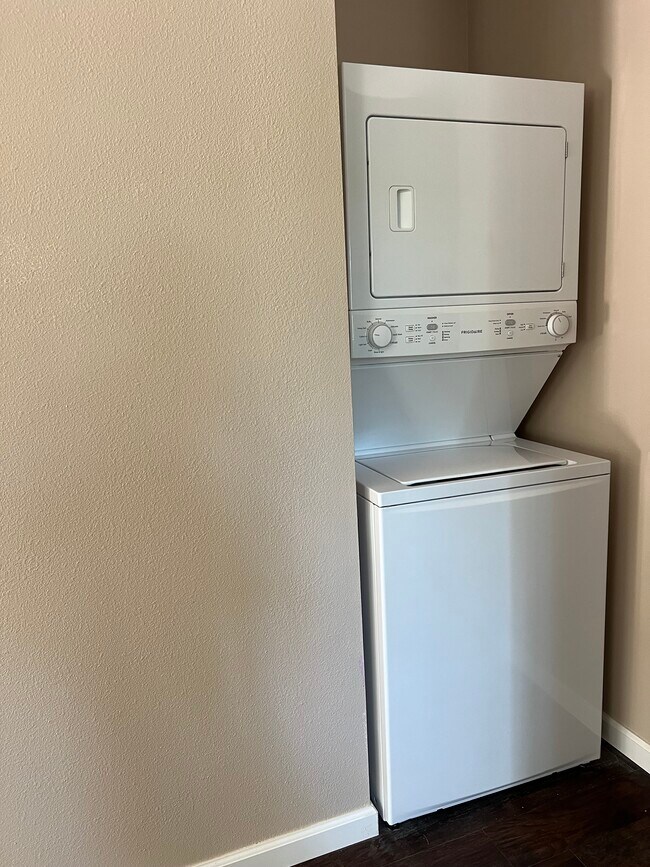 Foto del edificio - 1440 Bassett Dr