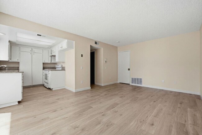 Foto del edificio - Freshly Updated Townhome - Light, Bright & Spacious!