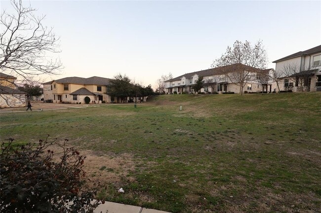 Foto del edificio - 2101 Town Centre Dr