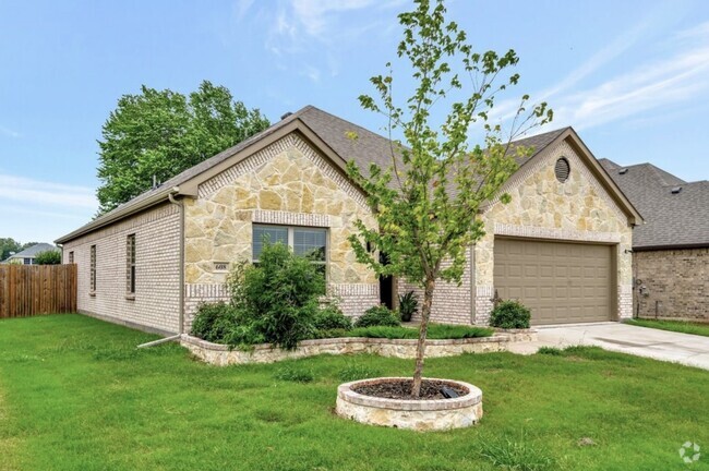 Building Photo - 608 Comal Dr