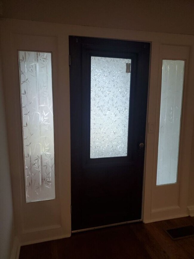 Building Photo - *** MOVE IN SPECIAL *** Cozy Two Bedroom i...