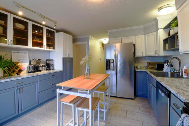 Building Photo - 2080 Oakcrest Cir