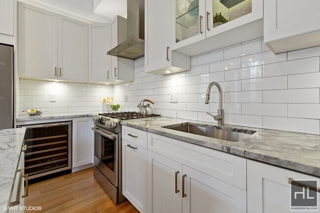 Foto del edificio - Massive 1300 SQ.FT. Loft, 3 beds, 2 baths,...