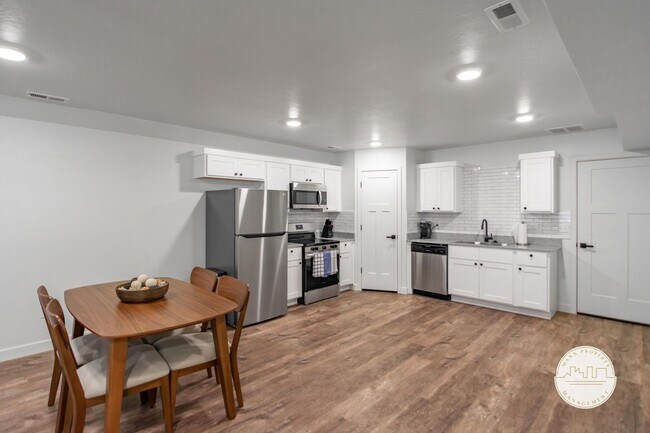 Building Photo - Luxurious Fully Furnished Mid-Term Townhom...