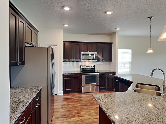Building Photo - 3302 Roundabout Dr